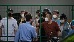 部分上海居民再次被封鎖，圍欄內憤怒與工作人員對峙