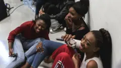 Ụmụnwaanyị na-achị ọchị.