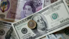 Foto de billetes y monedas de libras esterlinas y billetes de dóalres