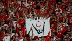 Turski navijači na utakmici četvrtfinala protiv Holandije na ovogodišnjem EP pokazuju simbol ekstremne nacionalističke grupe 'Sivi vukovi' u znak solidarnosti sa Merihom Demiralom, igračem koji je zbog tog suspendovan