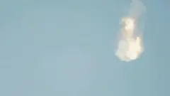 爆発でも拍手と歓声　史上最大のロケットと宇宙船「スターシップ」の打ち上げで