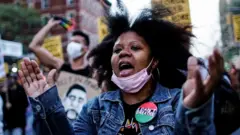 رد فعل سيدة بعد صدور الحكم.