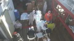 İtalya'nın Sicilya adasına getirilen göçmenler