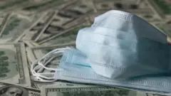 ચલણી નોટો તથા માસ્કની તસવીર