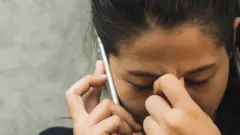 ఫోన్‌లో మాట్లాడుతున్న యువతి