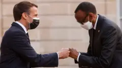 Prezida w'Ubufaransa Emmanuel Macron, i bubamfu, ariko araha ikaze Prezida Paul Kagame w'Urwanda ku kirimba ca Elysee ku musi wa mbere.