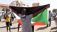 متظاهر يحمل علم السودان