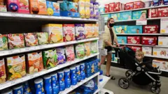 Proizvodi koji pomažu bebama kada im rastu zubi izloženi u prodavnici Target u Holivudu
