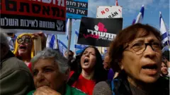 Protesters outside Israel's parliament (13/02/23)