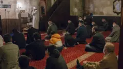 Reisu-l-ulema Islamske zajednice Srbije Sead Nasufović rekao je da su se vernici već prilagodili uslovima pandemije i da su obezbeđeni svi uslovi da se u džamijama i molitvenim prostorima ispoštuju mere.