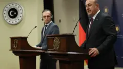Cavusoğlu ve Maas