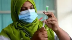 বাংলাদেশে চার ধরণের টিকা দেয়া হচ্ছে।