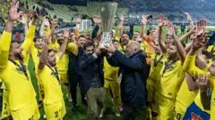 Ẹgbẹ agbabọọlu Villareal pẹlu ife Europa lọwọ wọ̀n