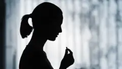 Perfil de una mujer tomando una pastilla