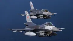 F-16 savaş jetleri Ege Denizi üzerinde tatbikat gerçekleştiriyor.