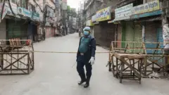 পুলিশের মধ্যে সংক্রমণ দ্রুতই বাড়ছে।