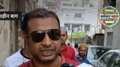 দিল্লীর শাহিনবাগে মসজিদে নামাজ পড়ে ফেরার পথে বাংলাদেশীদের সাক্ষাতকার নিচ্ছে 'বর্তমান ভারত'
