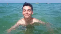 Арсений Турбин плавает в море