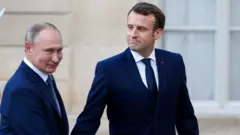 Владимир Путин и Эммануэль Макрон (архивное фото)