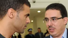 الصحفي توفيق بوعشرين (يمينا) مع رسام الكاريكاتور خالد كدار في محكمة الدار البيضاء في أكتوبر تشرين الأول 2009 عندما اتهما بإهانة العائلة الملكية