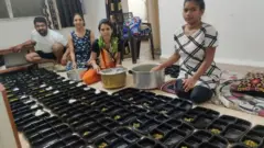 అక్షయ్ ఆయన భార్య కలిసి రోజుకు 100 మందికి భోజనం అందిస్తారు