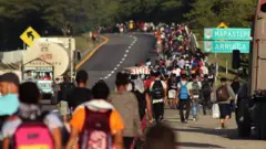 Мигрантларнинг аксари чегарани пиёда кесиб ўтадилар ва уларнинг сони ўтган йили рекорд даражага етди.