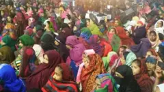 कव्वाली सुन्न जम्मा भएका मानिसहरू