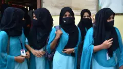 হিজাব পড়ায় কর্নাটকের উদুপিতে কলেজে ঢুকতে না-পারা ছাত্রীরা। ২০২২
