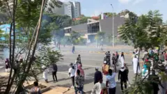 በአዲስ አበባ በኢድ ሶላት ላይ ረብሻ ላይ ፖሊስ አስለቃሽ ጭስ ተኩሷል።