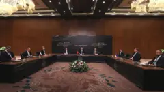 Rusya'nın Ukrayna'yı işgali sonrası ilk üst düzey görüşmede, iki ülkenin dışişleri bakanları Türkiye'de bir araya geldi. Antalya'daki zirveye Sergei Lavrov ve Dmitro Kuleba'nın yanında Türkiye Dışişleri Bakanı Mevlüt Çavuşoğlu da katıldı. Toplantının ardından bir açıklama yapan Kuleba, ateşkes konusunda bir gelişme kaydedilemediğii söyledi.