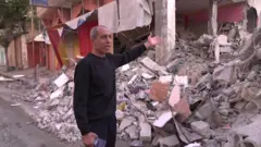 Muškarac oplakuje brojne rođake koji su poginuli u izraelskom vazdušnom napadu
