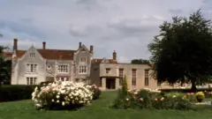 เทรลอร์'ส คอลเลจ