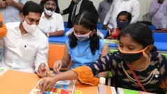 విద్యార్థులతో వై ఎస్ జగన్