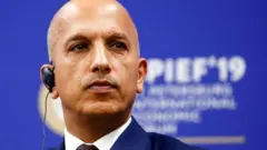 Wasiirka Maaliyadda Qatar Ali Shareef al-Emadi