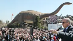 Ankapark'ta büyük dinazor heykelleri bulunuyor