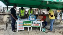 Awọn oṣiṣẹ idibo n yanju eto idibo ni Rivers