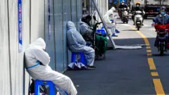 上海進入分區封鎖防疫的第一天。在尚未封鎖的浦西地區，很多民眾前往超市和菜場採購食物和生活必需品。