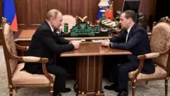 Президент Путин ва Бош вазир Дмитрий Медведев