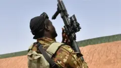 Sojan, wanda ba a bayyana sunansa ba, ya kuma jikkata wasu abokan aikin nasa biyu.