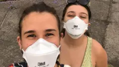 Beatriz e Ralph usando máscaras N95 brancas