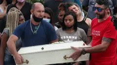 Entierro de una de las víctimas de los deslaves en Petrópolis, Debora Listenberg, de 22 años, y sus hijos Heloise, de 2, y Gustavo, de 5.