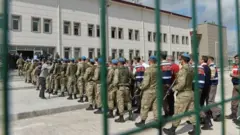 Төңкөрүш аракети үчүн миңдеген кишилер абакка кесилди. Мурдагы офицерлерди сотко алып бара жатышат. 2017-жылдагы сүрөт
