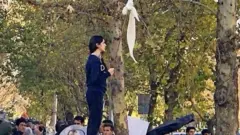 كيف أصبحت امرأة رمزا للتحدي في إيران