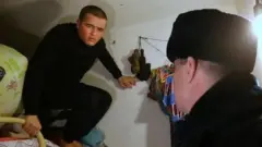 Мигрант ва полиция ходими