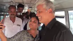 அமைச்சர் கமலக்கண்ணனுடன் செல்ஃபி எடுத்துக்கொள்ளும் பயணி