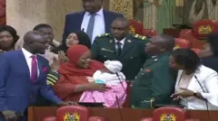 Zulekha Hassan portant son bébé