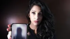 पैनेरोमा की रिपोर्टर मोनिका फ़ाला हाथ में एक ब्लर तस्वीर लिए हुए.