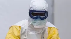 شخص يرتدي لباسا واقيا