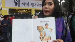 ঢাকায় সাকিব আল-হাসানের লেখা বই হাতে একজন ভক্ত, ০৫-০২-২০১৮।