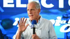 Nasry Asfura durante una conferencia de prensa en Tegucigalpa el 1 de diciembre de 2025, un día después de las elecciones presidenciales.